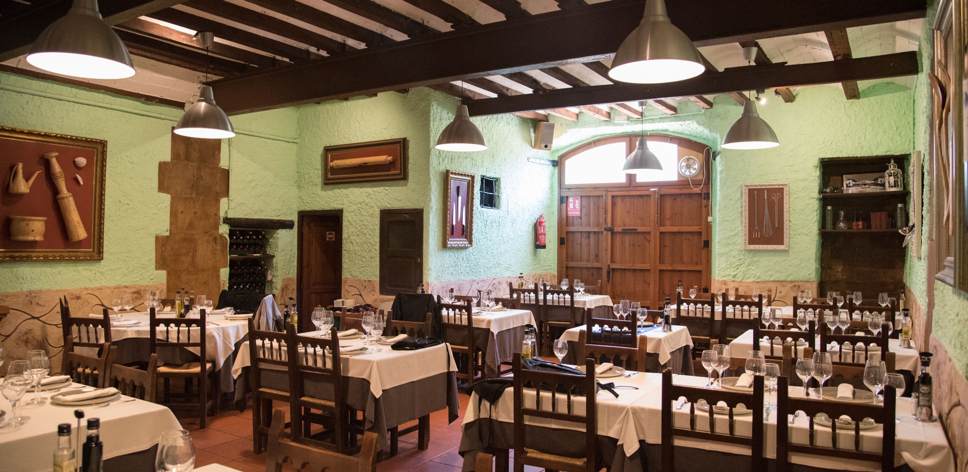 Menjador rústic de Cal Pastoret amb bigues de fusta